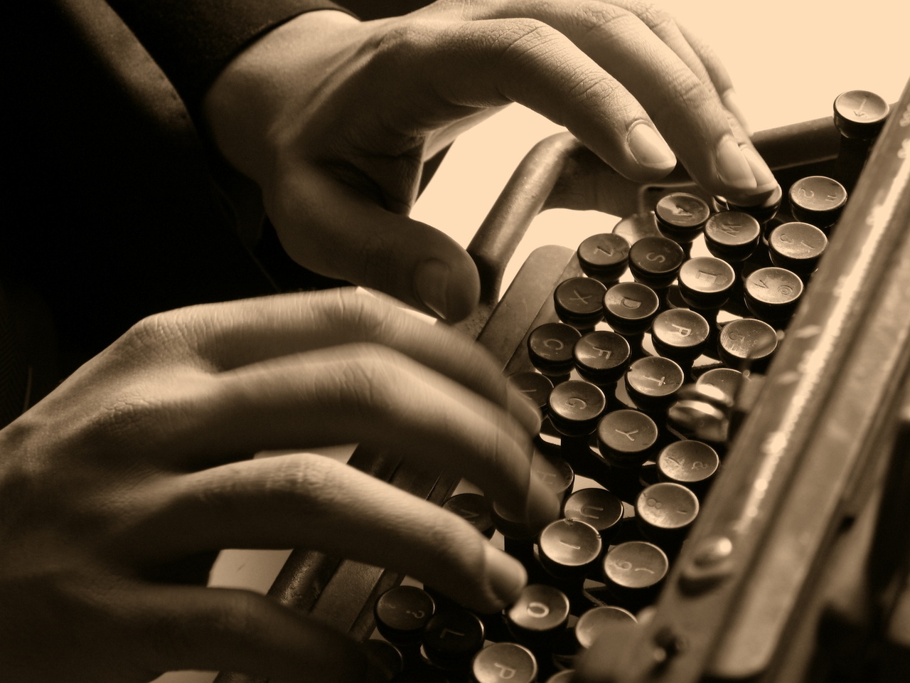 old-typewriter-and-typist-1167422-1280x960